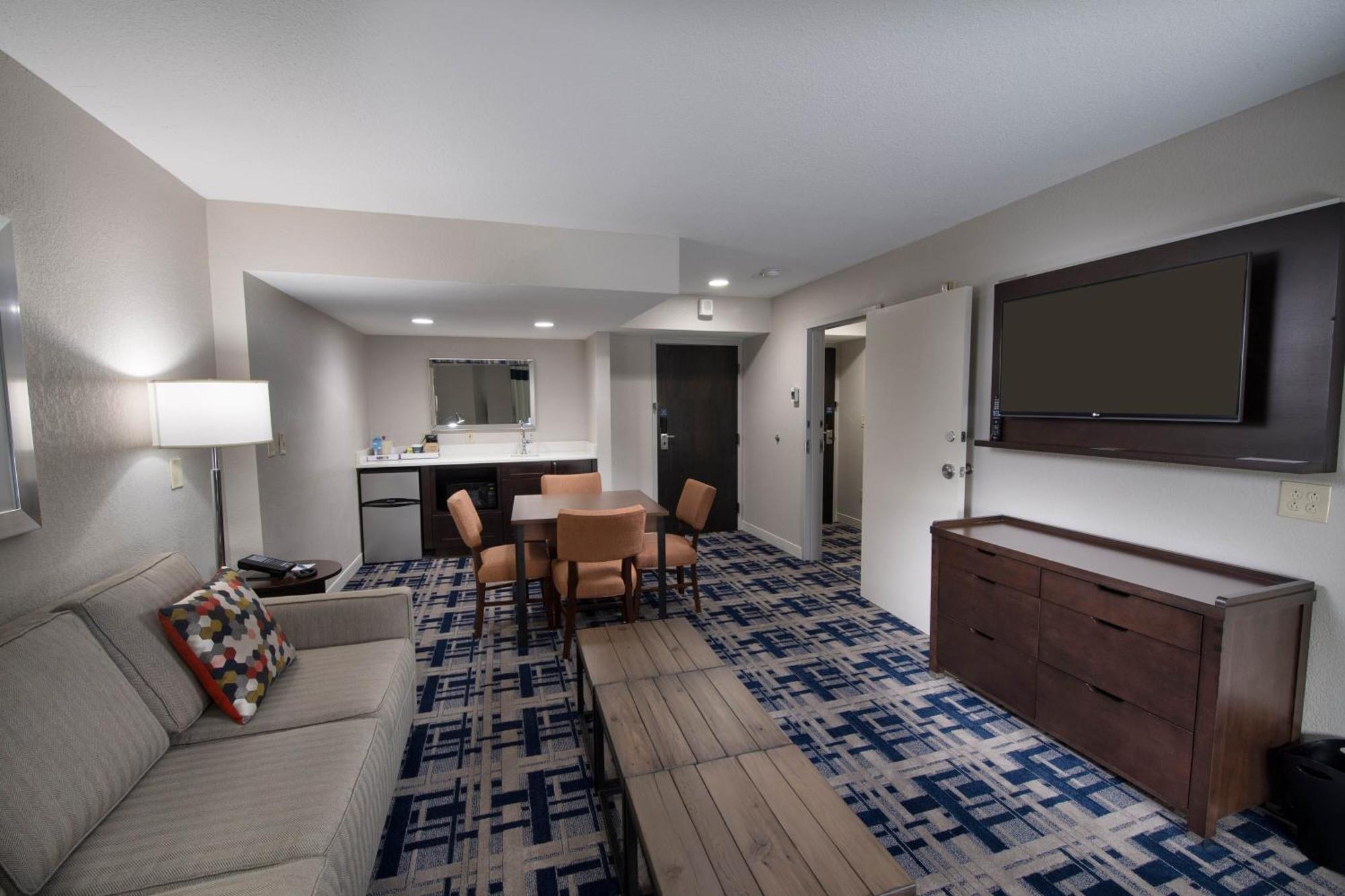 Four Points By Sheraton Charlotte - Lake Norman Huntersville Room photo